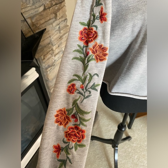 Cropped Crewneck Sweater - Picture 3 of 4